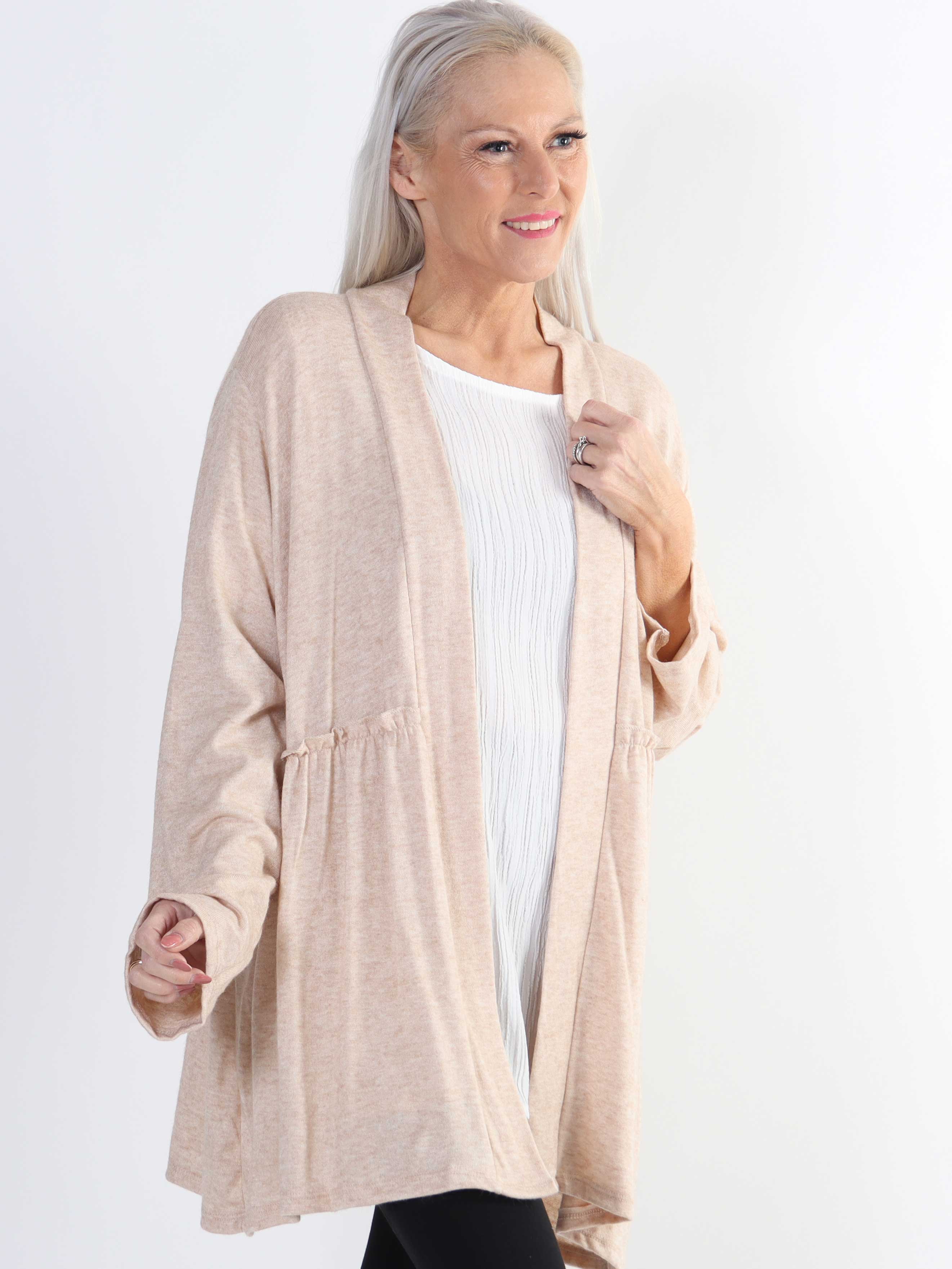 Lilja - Mjuk plus size-kofta med liten volangkant